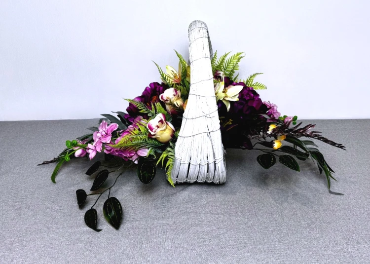 nowoczesny stroik ze sztucznych kwiatów kolorowa kompozycja wiklinowy kosz piwonie ostróżki lilie róże kwiaty na cmentarz