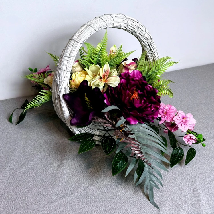 nowoczesny stroik ze sztucznych kwiatów kolorowa kompozycja wiklinowy kosz piwonie ostróżki lilie róże kwiaty na cmentarz