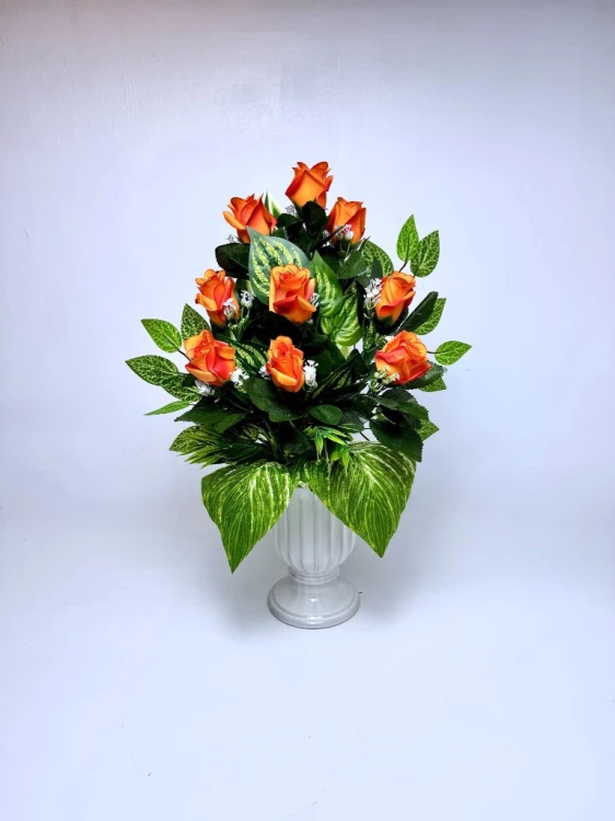nowoczesne stroiki ze sztucznych kwiatów stroik na cmentarz kwiaty na cmentarz pomarańczowe róże bukiet do wazonu wiosna czarny wkład do wazonu