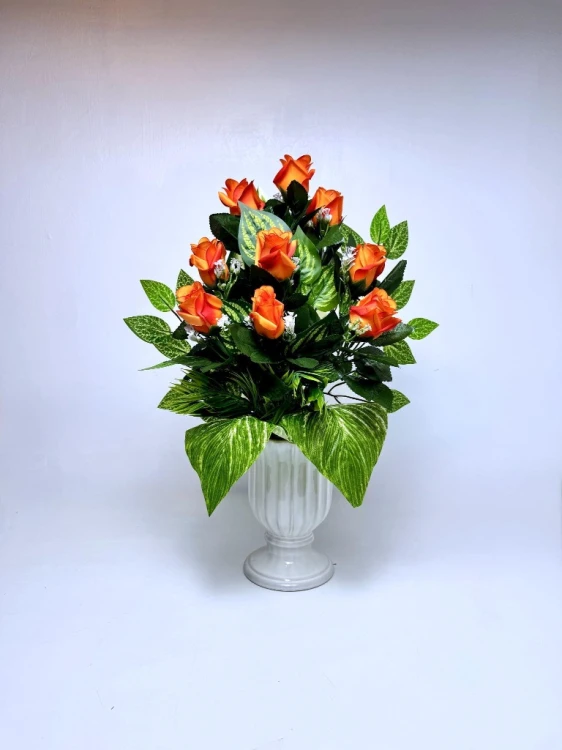 nowoczesne stroiki ze sztucznych kwiatów stroik na cmentarz kwiaty na cmentarz pomarańczowe róże bukiet do wazonu wiosna czarny wkład do wazonu