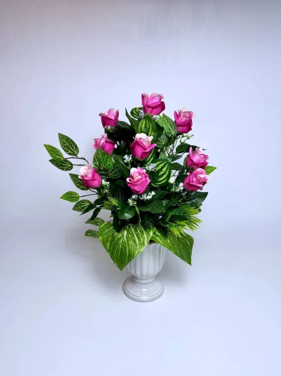 nowoczesne stroiki ze sztucznych kwiatów stroik na cmentarz kwiaty na cmentarz bukiet z rozowych roz liscie hosty wklad do wazonu dekoracja nagrobna