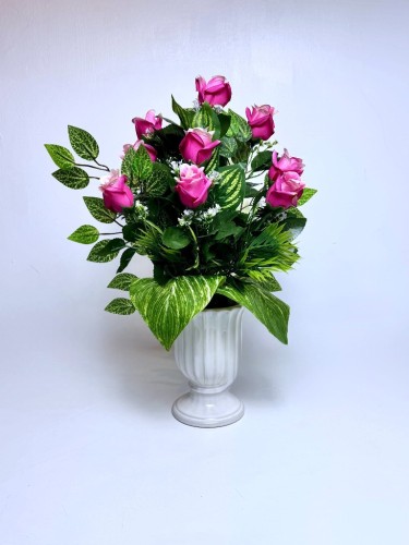 nowoczesne stroiki ze sztucznych kwiatów stroik na cmentarz kwiaty na cmentarz bukiet z rozowych roz liscie hosty wklad do wazonu dekoracja nagrobna