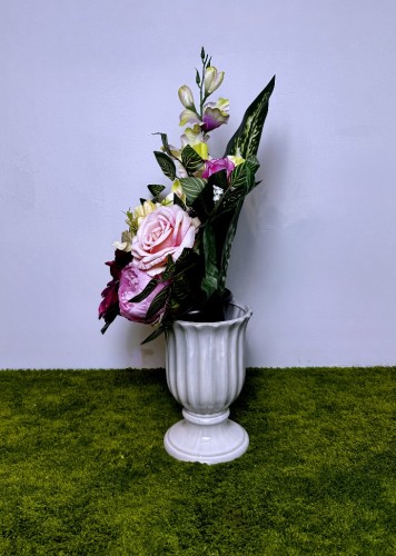 nowoczesne stroiki ze sztucznych kwiatów stroik na cmentarz kwiaty na cmentarz bukiet dalie fuksjowe piwonie rozowe roze kremowo rozowe liscie paproci gałazki eukaliptusa dociarzony masa betonowa czarny wkład wazonowy dekoracja nagrobna caloroczna