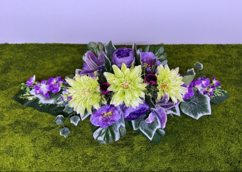 nowoczesny stroik ze sztucznych kwiatów seledynowej dalii fioletowej piwonii wiązanka na cmentarz stroik na cmentarz kwiaty na cmentarz Kwiaty pro dociążona złotą donicą lilia ostróżka dekoracja nagrobna fiolet seledyn na grób