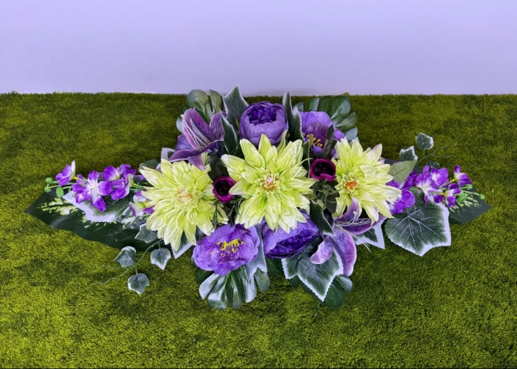 nowoczesny stroik ze sztucznych kwiatów seledynowej dalii fioletowej piwonii wiązanka na cmentarz stroik na cmentarz kwiaty na cmentarz Kwiaty pro dociążona złotą donicą lilia ostróżka dekoracja nagrobna fiolet seledyn na grób