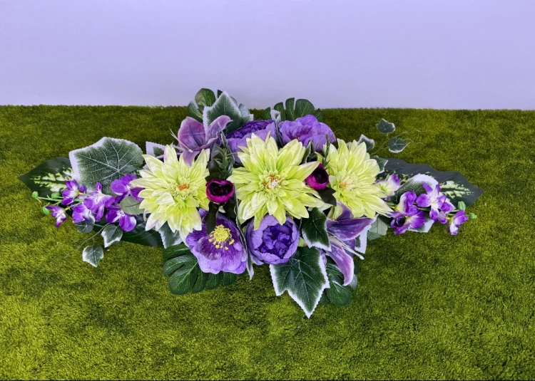 nowoczesny stroik ze sztucznych kwiatów seledynowej dalii fioletowej piwonii wiązanka na cmentarz stroik na cmentarz kwiaty na cmentarz Kwiaty pro dociążona złotą donicą lilia ostróżka dekoracja nagrobna fiolet seledyn na grób