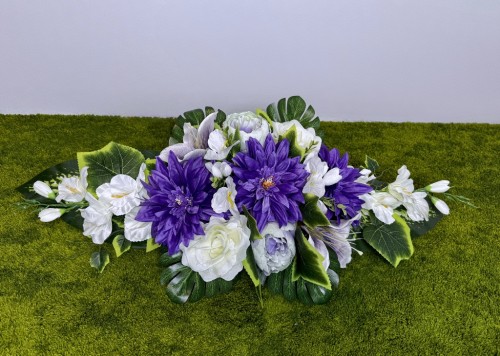 fioletowe dalie białe róże lilie mieczyki wiązanka na cmentarz kompozycja nagrobna złota donica podłużna Kwiaty pro kwiaty sztuczne jak żywe stroik nagrobny dekoracja funeralna polskie rękodzieło ozdoba na pomnik fiolet biel mrozoodporne rośliny rzemiosło