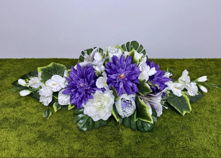 fioletowe dalie białe róże lilie mieczyki wiązanka na cmentarz kompozycja nagrobna złota donica podłużna Kwiaty pro kwiaty sztuczne jak żywe stroik nagrobny dekoracja funeralna polskie rękodzieło ozdoba na pomnik fiolet biel mrozoodporne rośliny rzemiosło