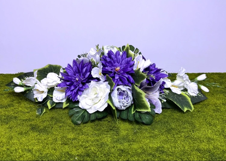 fioletowe dalie białe róże lilie mieczyki wiązanka na cmentarz kompozycja nagrobna złota donica podłużna Kwiaty pro kwiaty sztuczne jak żywe stroik nagrobny dekoracja funeralna polskie rękodzieło ozdoba na pomnik fiolet biel mrozoodporne rośliny rzemiosło