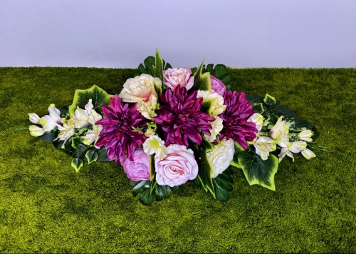 fuksjowe dalie jasnoróżowa róża piwonie wiązanka na cmentarz kompozycja funeralna podłużny stroik na grób Kwiaty pro dociążona donica dekoracja nagrobna fiolet róż monstera bluszcz rękodzieło mrozoodporne rośliny pomnik rzemiosło