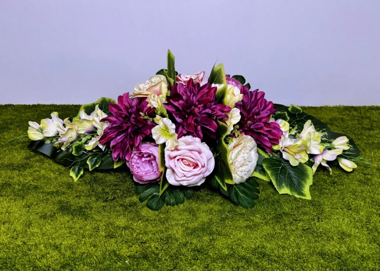 fuksjowe dalie jasnoróżowa róża piwonie wiązanka na cmentarz kompozycja funeralna podłużny stroik na grób Kwiaty pro dociążona donica dekoracja nagrobna fiolet róż monstera bluszcz rękodzieło mrozoodporne rośliny pomnik rzemiosło