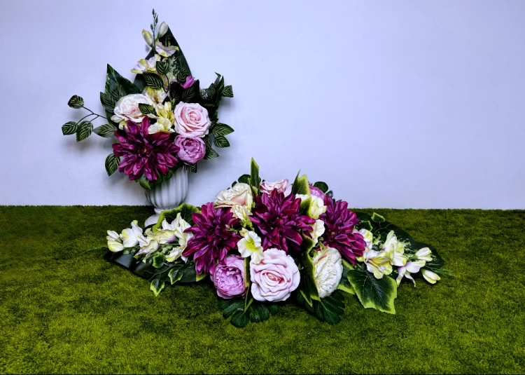 fuksjowej dalii jasnoróżowej róży mieczyków zestaw nagrobny Kwiaty pro złotej donicy dekoracja funeralna kwiaty na cmentarz stroik na cmentarz nowoczesne stroiki ze sztucznych kwiatów nekropolia rzemiosło florystyczne piwonii mrozoodporny