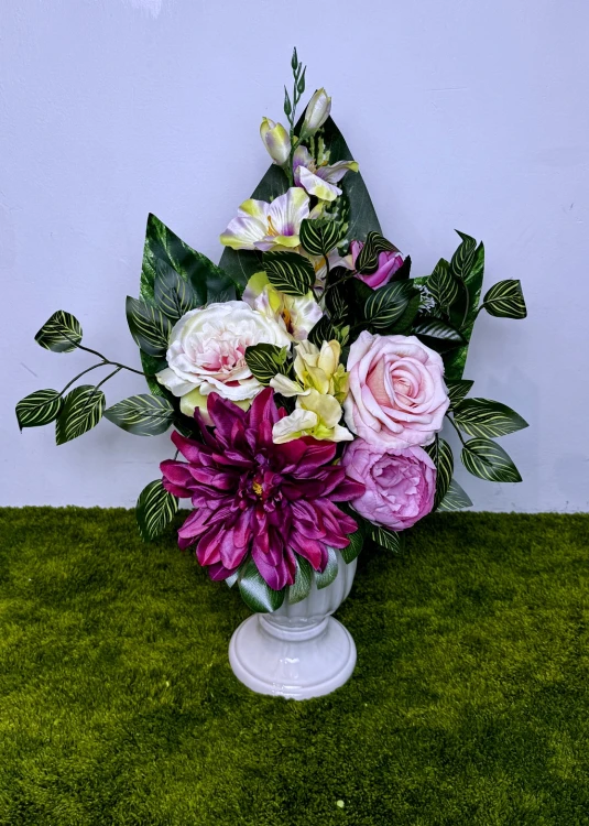 fuksjowej dalii jasnoróżowej róży mieczyków zestaw nagrobny Kwiaty pro złotej donicy dekoracja funeralna kwiaty na cmentarz stroik na cmentarz nowoczesne stroiki ze sztucznych kwiatów nekropolia rzemiosło florystyczne piwonii mrozoodporny