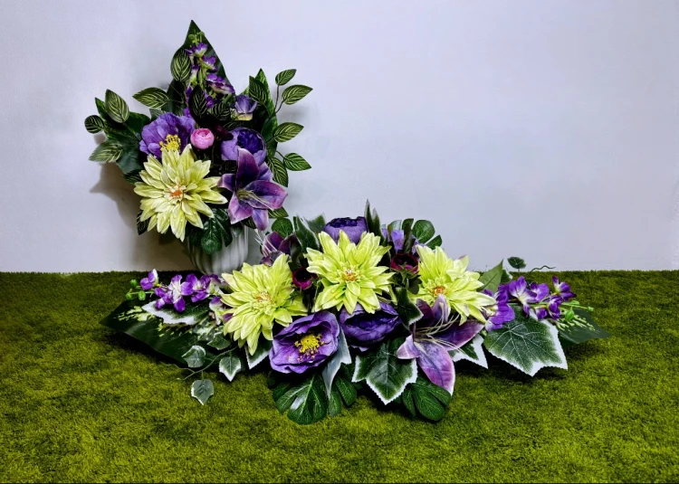zestaw kompozycji na cmentarz seledynowa dalia fioletowa ostróżka lilia piwonia wiązanka nagrobna złota donica podłużna bukiet do wazonu Kwiaty pro dekoracja funeralna kwiaty sztuczne jak żywe stroik na grób  nekropolia komplet na cmentarz