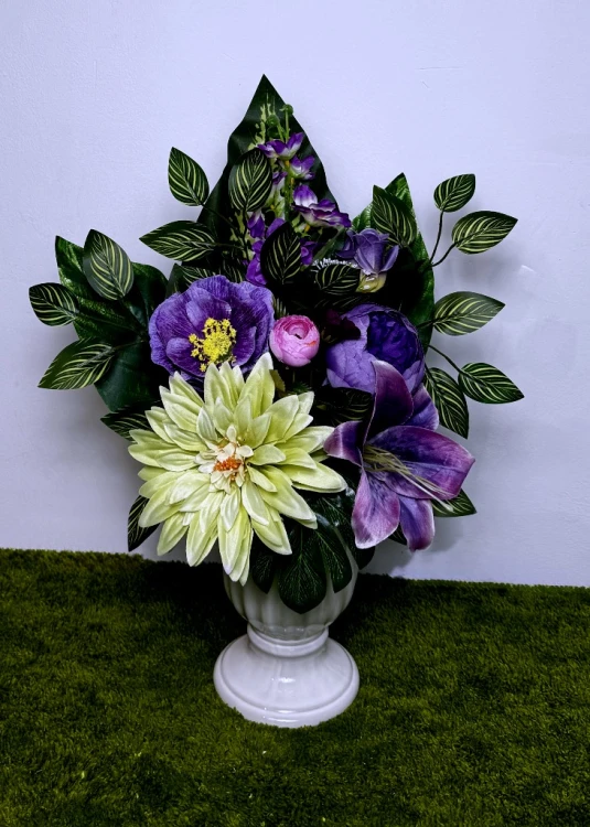 zestaw kompozycji na cmentarz seledynowa dalia fioletowa ostróżka lilia piwonia wiązanka nagrobna złota donica podłużna bukiet do wazonu Kwiaty pro dekoracja funeralna kwiaty sztuczne jak żywe stroik na grób  nekropolia komplet na cmentarz