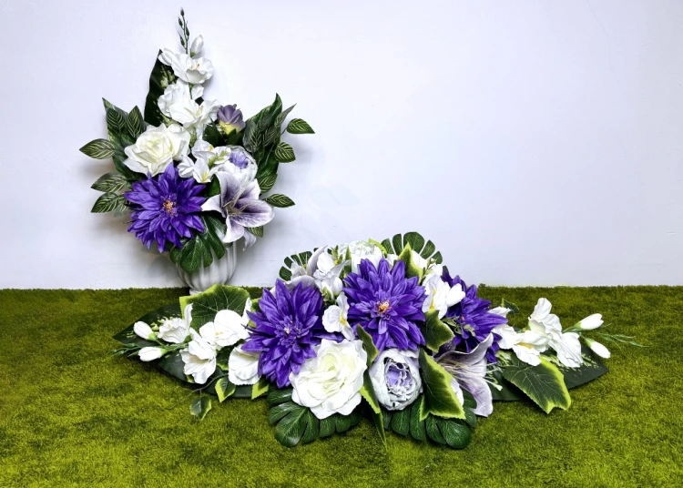zestaw kompozycji na cmentarz bialo fioletowy mieczyki dalie roze lilie stroik na cmentarz kwiaty na cmentarz nowoczesne stroiki ze sztucznych kwiatow zlota donica Kwiaty pro dekoracja funeralna mrozoodporna nagrobek polskie rekodzielo komplet na cmentarz