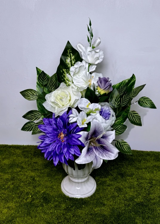 zestaw kompozycji na cmentarz bialo fioletowy mieczyki dalie roze lilie stroik na cmentarz kwiaty na cmentarz nowoczesne stroiki ze sztucznych kwiatow zlota donica Kwiaty pro dekoracja funeralna mrozoodporna nagrobek polskie rekodzielo komplet na cmentarz