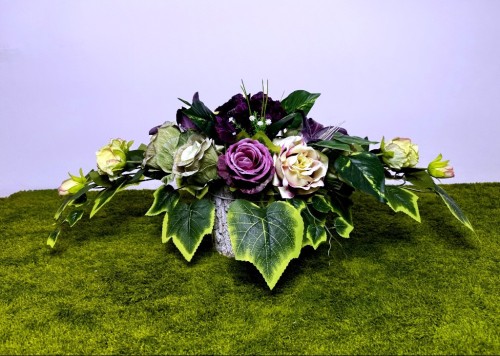 nowoczesny stroik ze sztucznych kwiatów purpurowa lilia różowa róża stroik na cmentarz kwiaty na cmentarz korytko z kory Kwiaty pro rzemiosło florystyczne mrozoodporny nagrobek fiolet róż całoroczna dekoracja podłużna