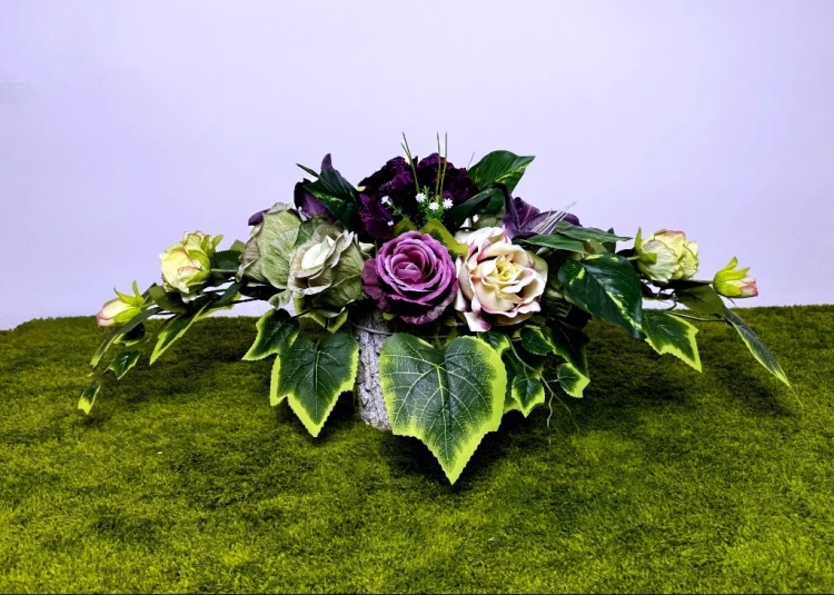 nowoczesny stroik ze sztucznych kwiatów purpurowa lilia różowa róża stroik na cmentarz kwiaty na cmentarz korytko z kory Kwiaty pro rzemiosło florystyczne mrozoodporny nagrobek fiolet róż całoroczna dekoracja podłużna