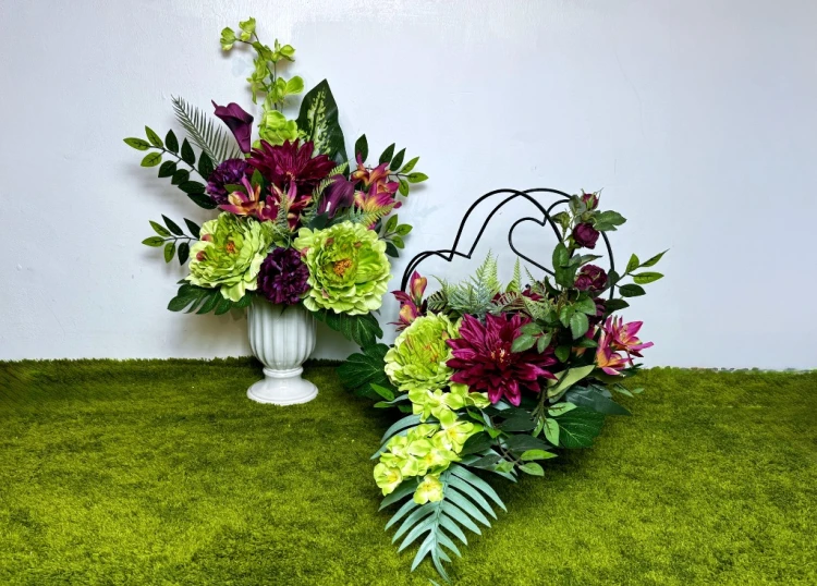 nowoczesne stroiki ze sztucznych kwiatów zestaw na cmentarz kwiaty na cmentarz stroik na cmentarz  dalie zielone piwonie dekoracja grobu wszystkich siwetych elegancki stroik na pomnik dzień matki