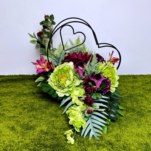 fioletowo limonkowa kompozycja na pomnik Stroik na cmentarz  nowoczesne stroiki ze sztucznych kwiatów kwiaty na cmentarz metalowe czarne serce nietuzinkowa dekoracja na grób dzień matki wszystkich świętych