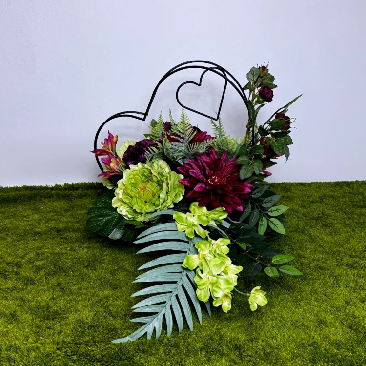 fioletowo limonkowa kompozycja na pomnik Stroik na cmentarz  nowoczesne stroiki ze sztucznych kwiatów kwiaty na cmentarz metalowe czarne serce nietuzinkowa dekoracja na grób dzień matki wszystkich świętych