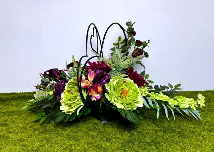 fioletowo limonkowa kompozycja na pomnik Stroik na cmentarz  nowoczesne stroiki ze sztucznych kwiatów kwiaty na cmentarz metalowe czarne serce nietuzinkowa dekoracja na grób dzień matki wszystkich świętych