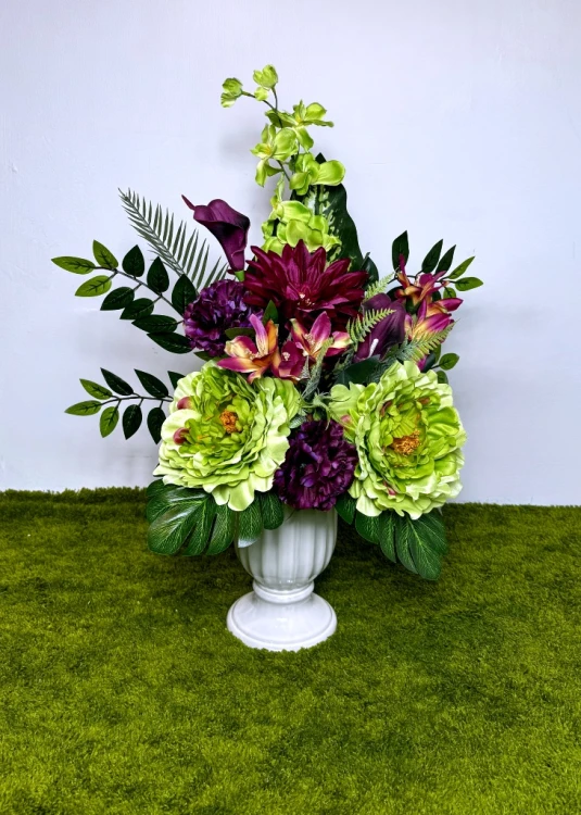 bukiet do wazonu kompozycja na pomnik Stroik na cmentarz  nowoczesne stroiki ze sztucznych kwiatów kwiaty na cmentarz metalowe czarne serce nietuzinkowa dekoracja na grób dzień matki wszystkich świętych bukiet kwiatów