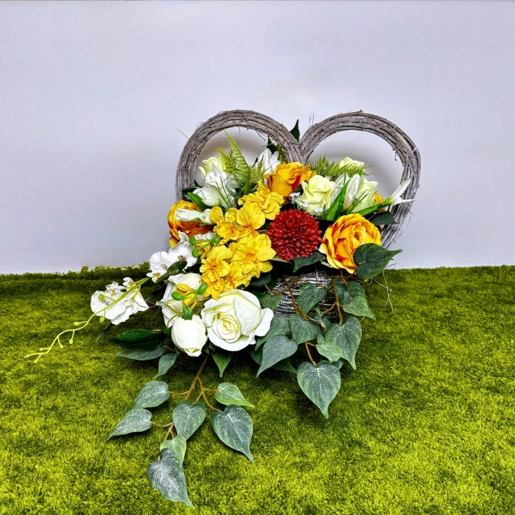 kosz pelen slonca nowoczesne stroiki ze sztucznych kwiatów wiązanka zolte roze czerwony czosnek biale tulipanki serce wiklinowe wiosna kwiaty na cmentarz dzień matki