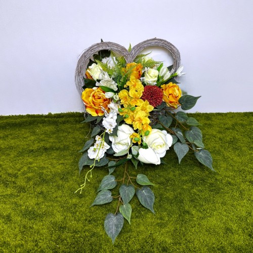 kosz pelen slonca nowoczesne stroiki ze sztucznych kwiatów  wiązanka zolte roze czerwony czosnek biale tulipanki serce wiklinowe wiosna kwiaty na cmentarz dzień matki
