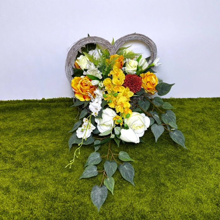 kosz pelen slonca nowoczesne stroiki ze sztucznych kwiatów  wiązanka zolte roze czerwony czosnek biale tulipanki serce wiklinowe wiosna kwiaty na cmentarz dzień matki