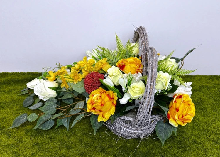 kosz pelen slonca nowoczesne stroiki ze sztucznych  wiązanka kwiatów zolte roze czerwony czosnek biale tulipanki serce wiklinowe wiosna kwiaty na cmentarz dzień matki