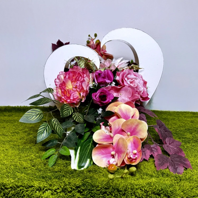 nowoczesne stroiki ze sztucznych kwiatów różowe serce sylikonowe storczyki piwonie wiązanka stroik nagrobny biały kosz stroik na cmentarz kwiaty na cmentarz Kwiaty.pro dekoracja funeralna polska manufaktura rękodzieło na grób pomnik