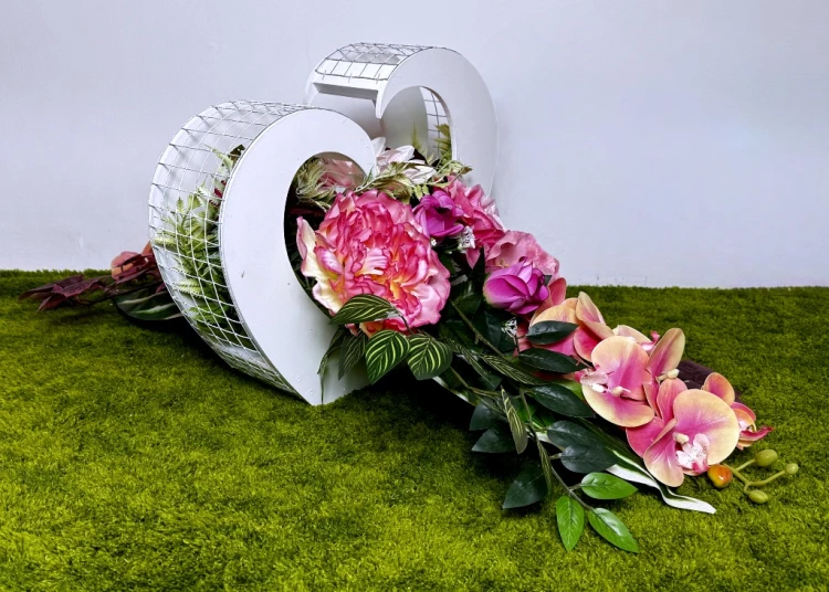 nowoczesne stroiki ze sztucznych kwiatów różowe serce sylikonowe storczyki piwonie zestaw nagrobny biały kosz stroik na cmentarz kwiaty na cmentarz Kwiaty pro dekoracja funeralna polska manufaktura rękodzieło na grób pomnik