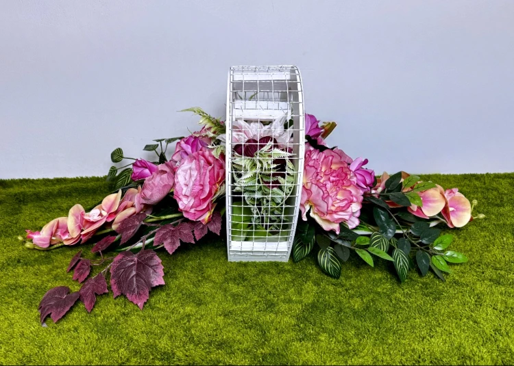 nowoczesne stroiki ze sztucznych kwiatów różowe serce sylikonowe storczyki piwonie zestaw nagrobny biały kosz stroik na cmentarz kwiaty na cmentarz Kwiaty pro dekoracja funeralna polska manufaktura rękodzieło na grób pomnik