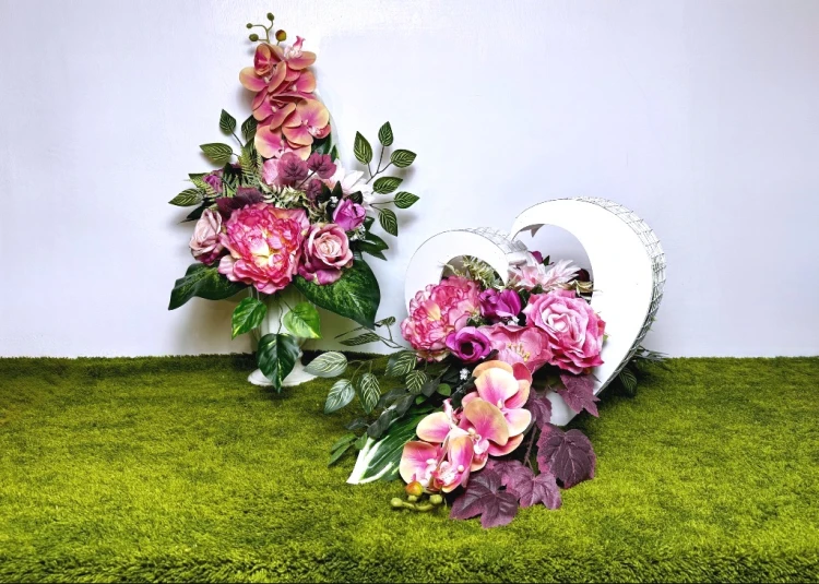 nowoczesne stroiki ze sztucznych kwiatów różowe serce sylikonowe storczyki piwonie zestaw nagrobny biały kosz stroik na cmentarz kwiaty na cmentarz Kwiaty pro dekoracja funeralna polska manufaktura rękodzieło na grób pomnik