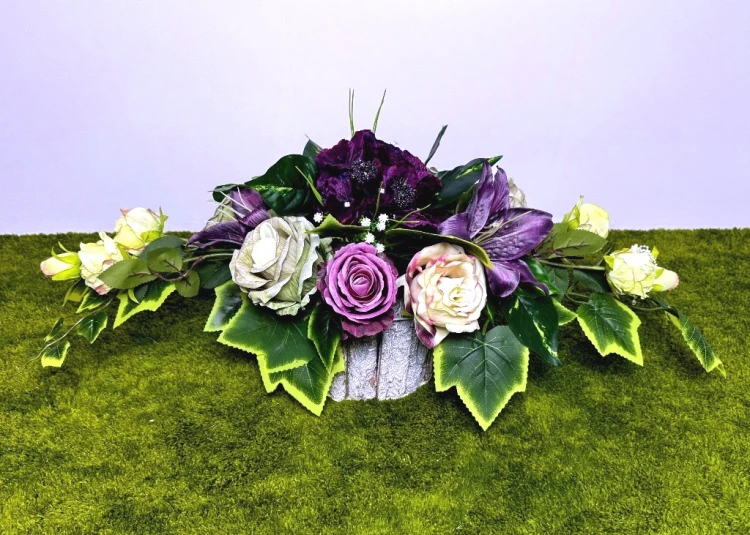 nowoczesny stroik ze sztucznych kwiatów purpurowa lilia różowa róża stroik na cmentarz kwiaty na cmentarz korytko z kory Kwiaty pro rzemiosło florystyczne mrozoodporny nagrobek fiolet róż całoroczna dekoracja podłużna