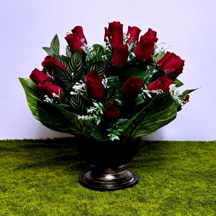 czerwone róże czarny puchar złota patyna stroik na cmentarz kwiaty na cmentarz nowoczesny stroik ze sztucznych kwiatów Kwiaty pro dekoracja nagrobna rzemiosło florystyczne pamiątka na grób nekropolia trwała ozdoba grobu