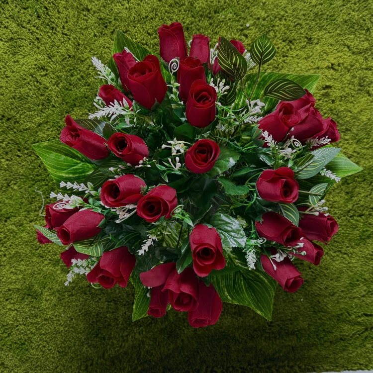 czerwone róże czarny puchar złota patyna stroik na cmentarz kwiaty na cmentarz nowoczesny stroik ze sztucznych kwiatów Kwiaty pro dekoracja nagrobna rzemiosło florystyczne pamiątka na grób nekropolia trwała ozdoba grobu