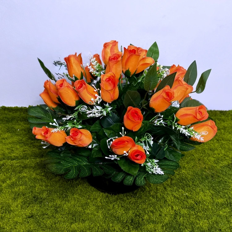 pomaranczowe roze czarna donica zlota patyna bukiet na cmentarz kwiaty na cmentarz nowoczesne stroiki ze sztucznych kwiatow stroik na cmentarz Kwiaty pro rzemioslo dekoracja funeralna jesienna kompozycja na pomnik dociązany betonem