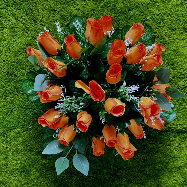 pomaranczowe roze czarna donica zlota patyna bukiet na cmentarz kwiaty na cmentarz nowoczesne stroiki ze sztucznych kwiatow stroik na cmentarz Kwiaty pro rzemioslo dekoracja funeralna jesienna kompozycja na pomnik dociązany betonem