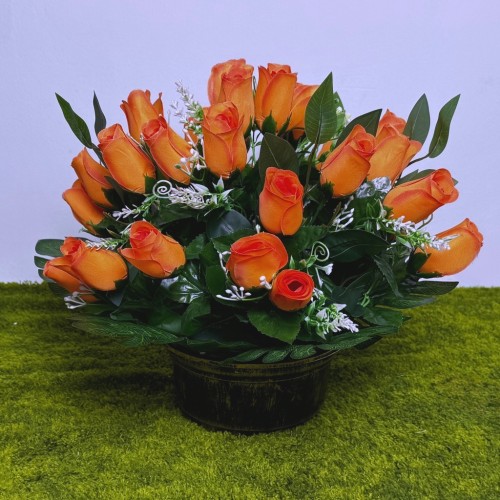 pomaranczowe roze czarna donica zlota patyna bukiet na cmentarz kwiaty na cmentarz nowoczesne stroiki ze sztucznych kwiatow stroik na cmentarz Kwiaty pro rzemioslo dekoracja funeralna jesienna kompozycja na pomnik dociązany betonem