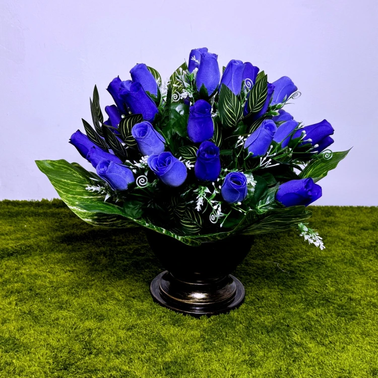 niebieskie roze blekitny puchar zlota patyna stroik na cmentarz kwiaty na cmentarz nowoczesny stroik ze sztucznych kwiatow Kwiaty pro dekoracja funeralna niebieski bukiet pamiatka na pomnik dociazona donica nekropolia rzemioslo