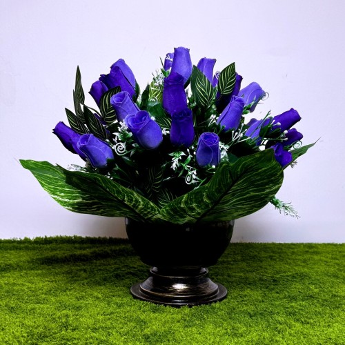 niebieskie roze blekitny puchar zlota patyna stroik na cmentarz kwiaty na cmentarz nowoczesny stroik ze sztucznych kwiatow Kwiaty pro dekoracja funeralna niebieski bukiet pamiatka na pomnik dociazona donica nekropolia rzemioslo