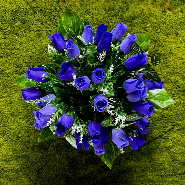 niebieskie roze blekitny puchar zlota patyna stroik na cmentarz kwiaty na cmentarz nowoczesny stroik ze sztucznych kwiatow Kwiaty pro dekoracja funeralna niebieski bukiet pamiatka na pomnik dociazona donica nekropolia rzemioslo