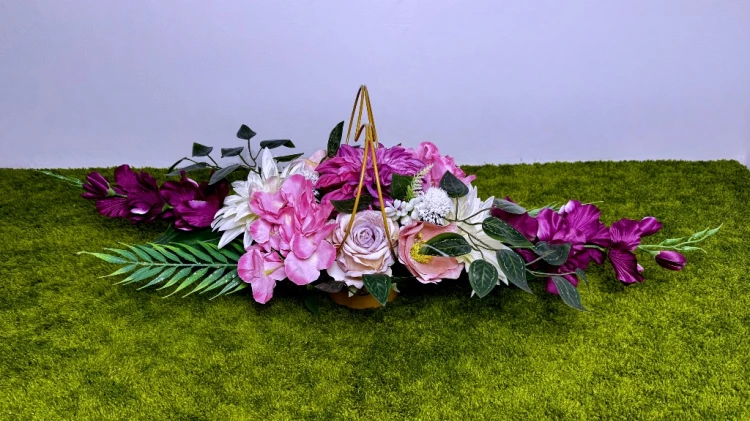 malinowa dalia kremowe dalie bladoróżowe anemony mieczyki róże nowoczesne stroiki ze sztucznych kwiatów stroik na cmentarz kwiaty na cmentarz złote serce wiązanka nagrobna dekoracja na pomnik Kwiaty pro masa betonowa polskie rękodzieło