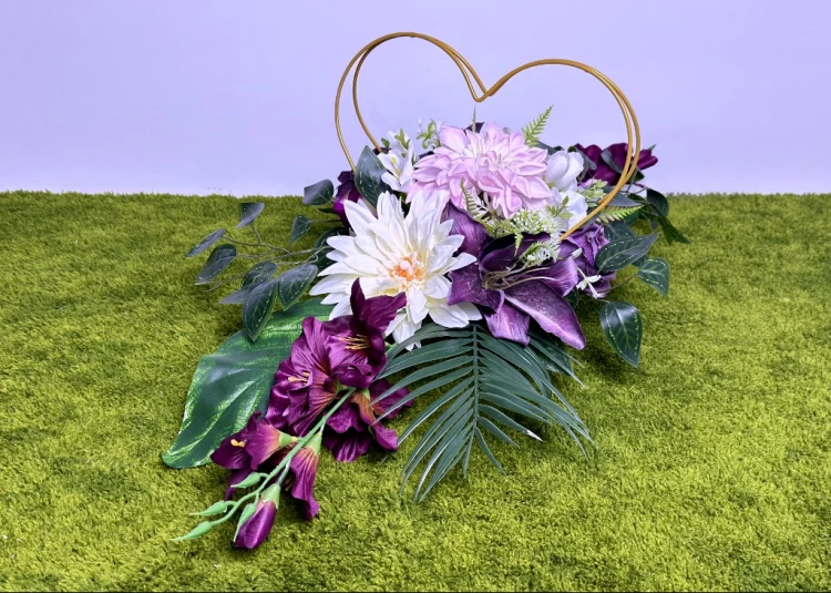 ioletowe lilie malinowe mieczyki kremowe dalie zlote serce stroik na cmentarz kwiaty na cmentarz nowoczesne stroiki ze sztucznych kwiatow Kwiaty pro wiazanka na grob kwiaty na nekropolie