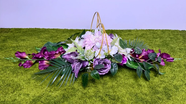 ioletowe lilie malinowe mieczyki kremowe dalie zlote serce stroik na cmentarz kwiaty na cmentarz nowoczesne stroiki ze sztucznych kwiatow Kwiaty pro wiazanka na grob kwiaty na nekropolie