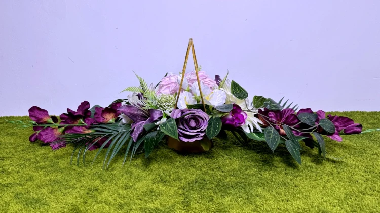 ioletowe lilie malinowe mieczyki kremowe dalie zlote serce stroik na cmentarz kwiaty na cmentarz nowoczesne stroiki ze sztucznych kwiatow Kwiaty pro wiazanka na grob kwiaty na nekropolie