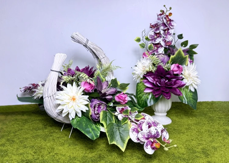 elegancki komplet na cmentarz sylikonowe storczyki kremowe malinowe dalie nowoczesne stroiki ze sztucznych kwiatów stroik na cmentarz kwiaty na cmentarz kosz półksiężyc Kwiaty pro polskie rękodzieło dekoracja na nagrobek malinowa symfonia